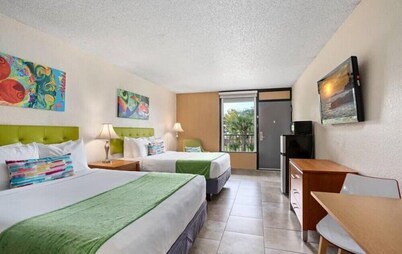 Weekend Getaway Room w 2 DBL Beds in the Entertainment District