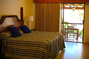 1 dormitorio, tabla de planchar con plancha, ropa de cama