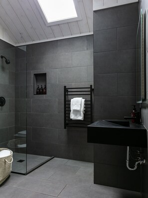 Shower, rainfall showerhead, towels, soap - Tälta Lodge, A Bluebird by Lark (Stowe)