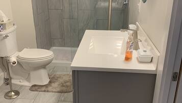 Douche, sèche-cheveux, serviettes fournies, papier toilette