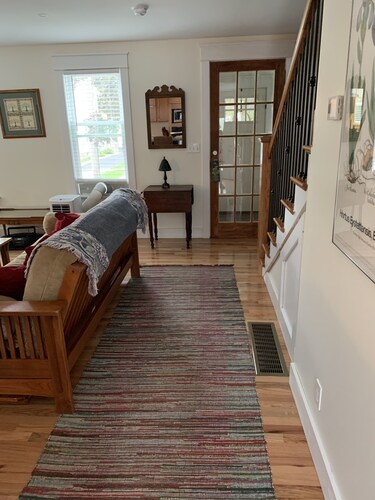 Charming and newly-renovated 1850's house in quiet residential neighborhood