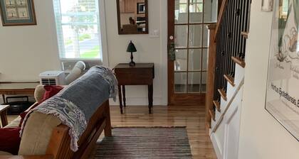 Charming and newly-renovated 1850's house in quiet residential neighborhood