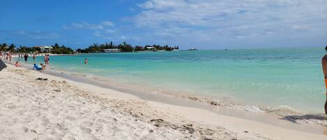 Vlak bij het strand, ligstoelen, strandlakens