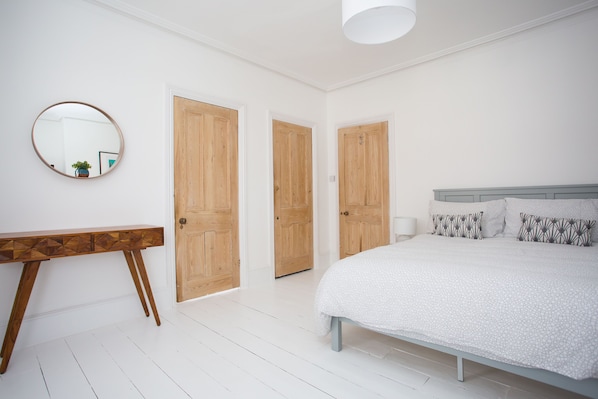 Deluxe House, Private Bathroom, Sea View - York House (Worthing)