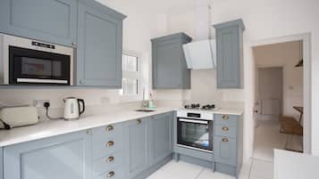 Deluxe House, Private Bathroom, Sea View | Private kitchen