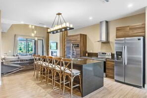 冷蔵庫、電子レンジ、オーブン、コンロ