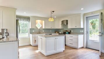 冰箱、微波炉、烤箱、炉灶