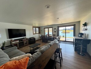Smart TV, chimenea, videojuegos y libros