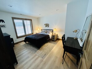 4 chambres, bureau, fer et planche à repasser, lit parapluie