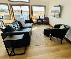 Smart TV, fireplace, video games, books