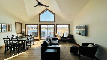 Älytelevisio, takka, videopelejä, kirjoja