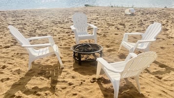Perto da praia, espreguiçadeiras