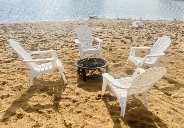 Vlak bij het strand, ligstoelen aan het strand