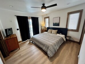 4 bedrooms, desk, iron/ironing board, travel crib