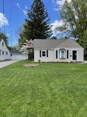 Exterior - Gorgeous Ranch Home in Beautiful Westlake Ohio- No Cleaning Fee! (Westlake)