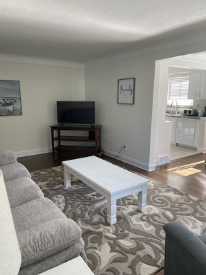 Smart TV, video games, DVD player, books - Gorgeous Ranch Home in Beautiful Westlake Ohio- No Cleaning Fee! (Westlake)