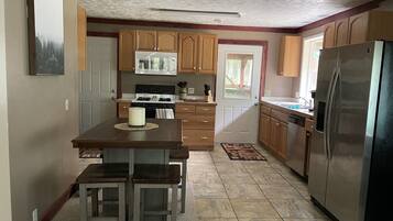 Jääkaappi, mikroaaltouuni, uuni, liesi