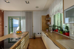 Frigorifero, microonde, forno, piano cottura