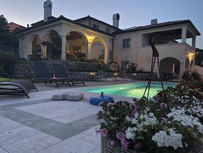 Piscina all'aperto, una piscina riscaldata