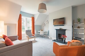 TV - Pitch Perfect by Bloom Stays - comfortable apartment near City Centre with parking (Canterbury)