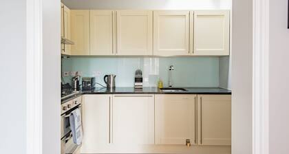 Pitch Perfect by Bloom Stays - comfortable apartment near City Centre with parking