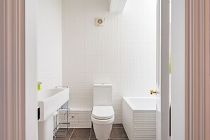 Kombinert dusj/badekar og håndklær