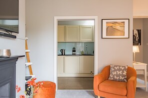 TV - Pitch Perfect by Bloom Stays - comfortable apartment near City Centre with parking (Canterbury)