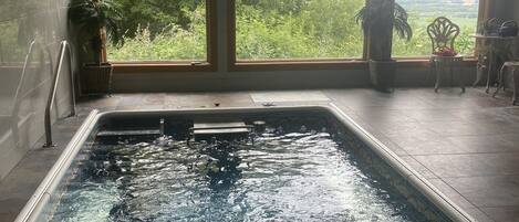 Een binnenzwembad en een verwarmd zwembad