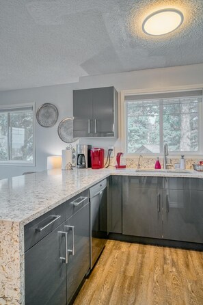 ثلاجة، ميكروويف، فرن، موقد طهي مسطح