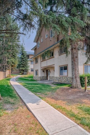 Exterior - The View Tub- hot tub, free parking, view, king bed, AC, 2BR, sleeps 6 (Harvie Heights)