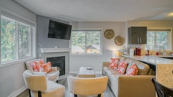 Smart TV, chimenea y monitor de computadora