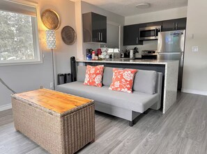 Una Smart TV, una chimenea, una pantalla de ordenador