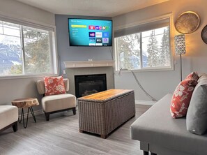 Una Smart TV, una chimenea, una pantalla de ordenador