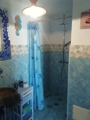 Dusche, Haartrockner, Bidet, Handtücher