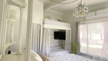 1 habitación, tabla de planchar con plancha y cuna de viaje