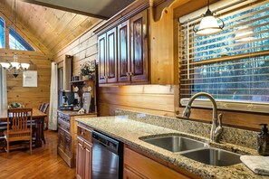Fridge, microwave, oven, stovetop - Smokies Spring & Summer Break: Arcade, Hot-Tub, BBQ, Movies, Gatlinburg (Gatlinburg)