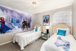 6 室のベッドルーム、デスク、アイロン / アイロン台、旅行用ベビーベッド