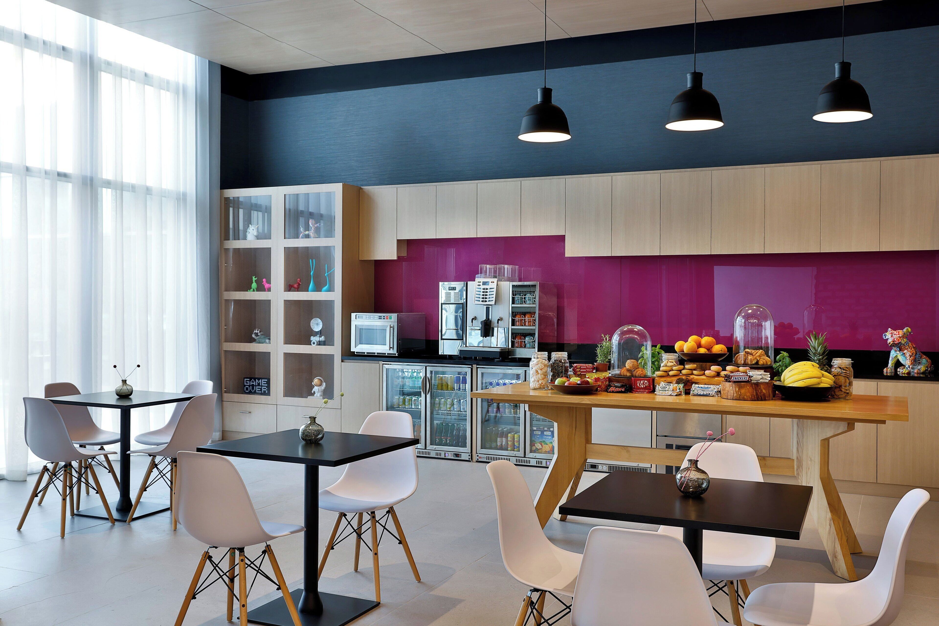 breakfast, lunch, dinner served; international cuisine