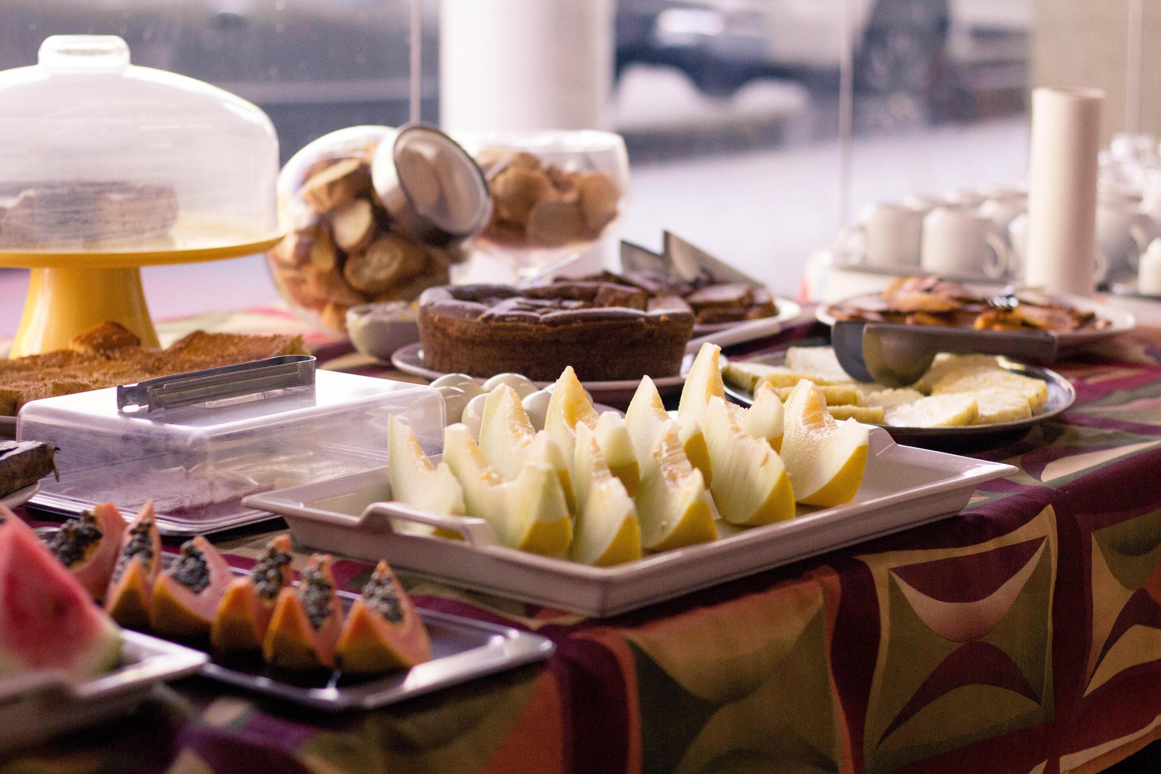Desayuno buffet diario (AED 65 por persona)