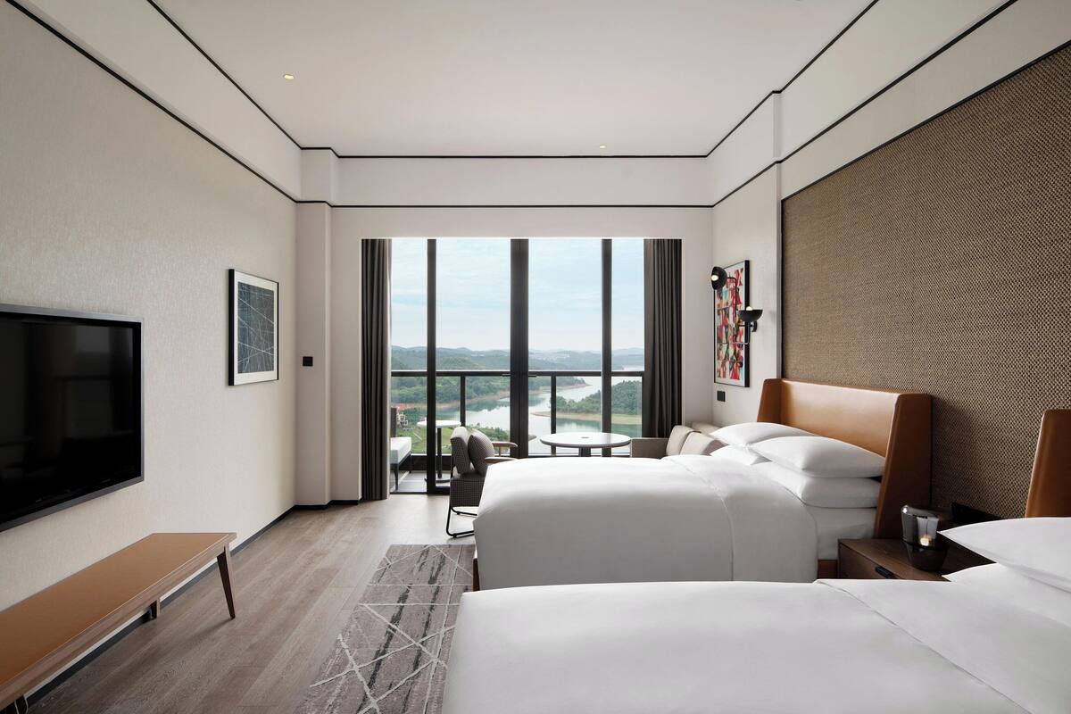 俱乐部客房, 2 张双人床, 吸烟房, 湖景 (Balcony) | 迷你吧、隔音、免费 WiFi、床单