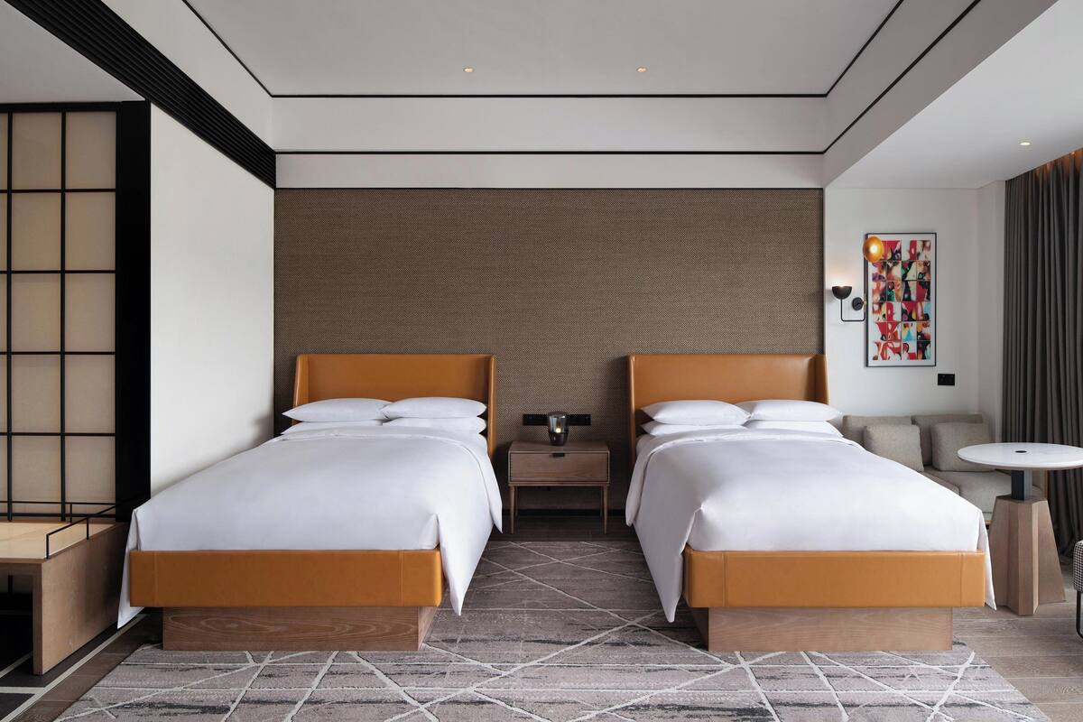俱乐部客房, 2 张双人床, 山景 (Club Deluxe) | 迷你吧、隔音、免费 WiFi、床单