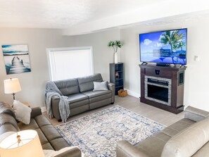 Smart TV, chimenea y libros 