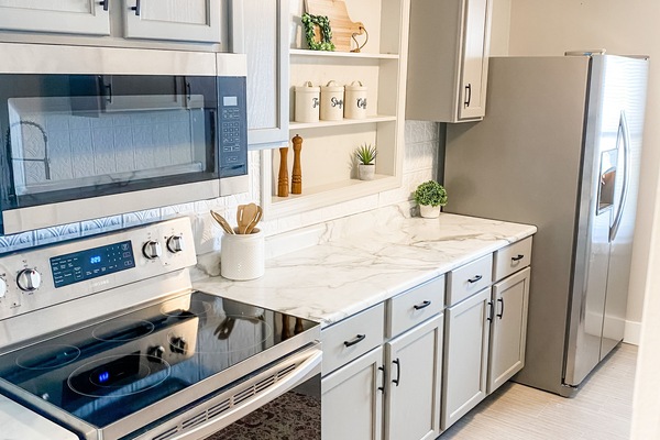 Kjøleskap, mikrobølgeovn, ovn og kokeplater