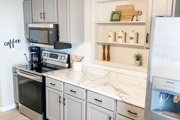 Refrigerador, microondas, horno, placa de cocina