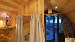 Cabaña superior, baño en la habitación, vista al mar (Belhaven Bay Pod) | Interior