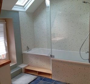 Een douche, een haardroger, handdoeken