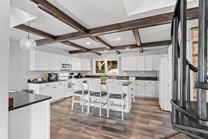 雪櫃、微波爐、焗爐、爐具