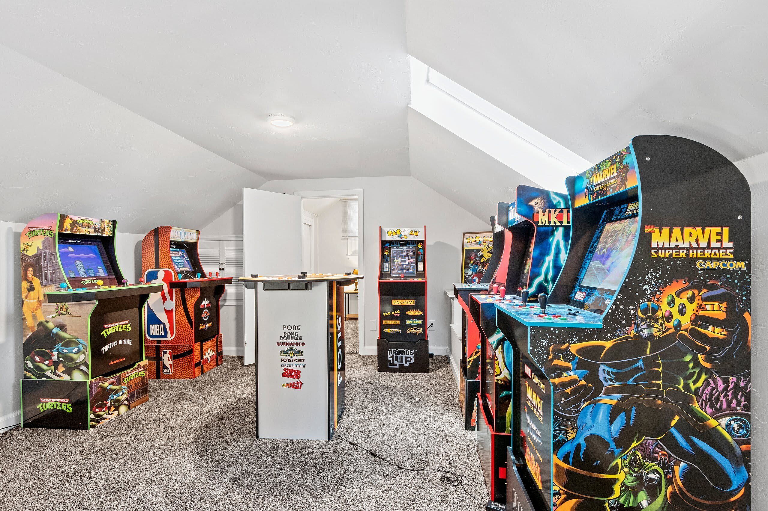 Een ruimte met spelautomaten, waaronder spellen als 'Turtles' en 'Marvel Super Heroes', plus een 'POONG' spel.
