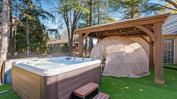 Bañera de hidromasaje al aire libre