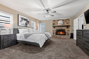 6 bedrooms, iron/ironing board, travel crib, WiFi - Pine Terrace/Hot Tub/Entertainment Garage/6bdrm (Green Bay)